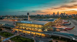 Toàn cảnh kiến trúc hiện đại của Nhà ga T3 sân bay quốc tế Tân Sơn Nhất năm 2026 dưới ánh hoàng hôn rực rỡ.